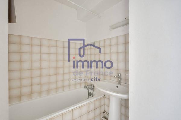 Au calme, prox transports à la Limite du 3éme et 8éme Arrdt.