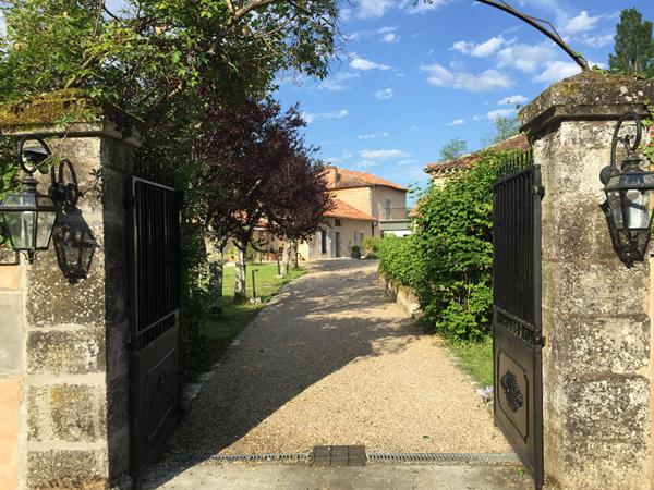 A VENDRE MAISON ANCIENNE DE PLUS DE 350m² avec maison d'amis, dépendances, piscine et plus d'1hectare de terrain.