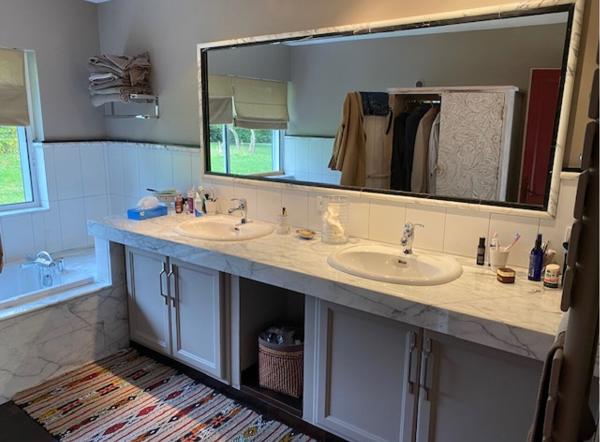 A VENDRE MAISON ANCIENNE DE PLUS DE 350m² avec maison d'amis, dépendances, piscine et plus d'1hectare de terrain.