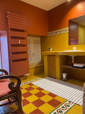 A VENDRE MAISON ANCIENNE DE PLUS DE 350m² avec maison d'amis, dépendances, piscine et plus d'1hectare de terrain.