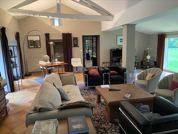 A VENDRE MAISON ANCIENNE DE PLUS DE 350m² avec maison d'amis, dépendances, piscine et plus d'1hectare de terrain.