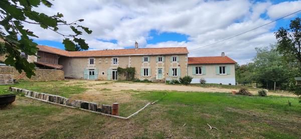ITEUIL - LONGERE - 6 CHAMBRES - TERRAIN - GITE