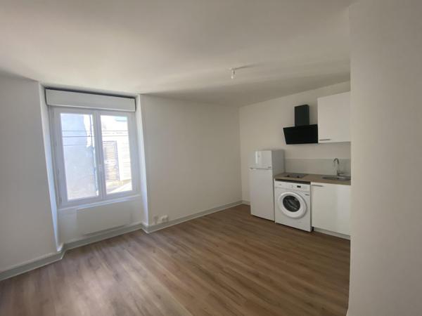 Studio neuf tout juste rénové près du centre-ville