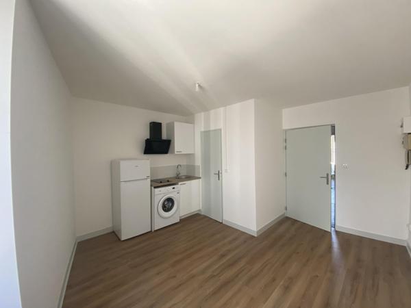 Studio neuf tout juste rénové près du centre-ville