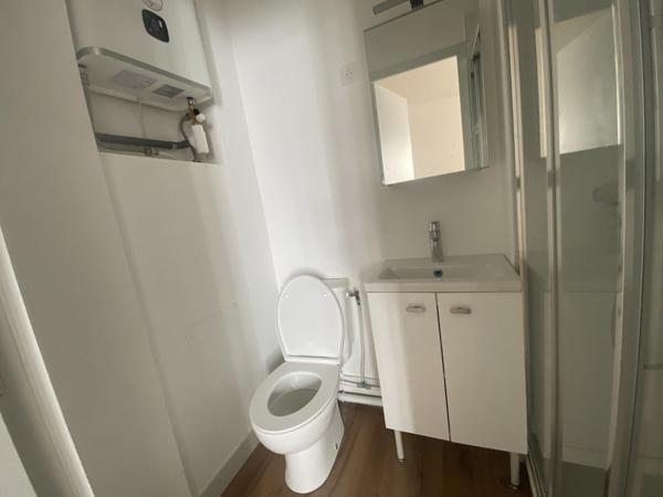 Studio neuf tout juste rénové près du centre-ville
