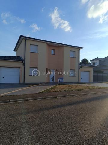 ❤️ COUP DE CŒUR ! MAISON D’EXCEPTION – PISCINE INTÉRIEURE – 162 m² – 618 000 €   Marly 57155

N'hésitez pas à me contacter pour plus d'informations
R.DUPAS REMY conseiller Immobilier BSK
0686975657
r.dupasremy@bskimmobilier.com

RARE SUR LE MARCHÉ ! Découvrez cette magnifique maison de 2004, parfaitement entretenue, offrant 162 m² habitables sur 889 m² de terrain avec vue dégagée. Dès l’entrée, vous serez séduit par ses volumes, sa luminosité et ses prestations : grandes baies vitrées, hauteur sous plafond de 2,65 m, béton ciré au rez-de-chaussée, parquet à l’étage et cuisine entièrement équipée. Elle propose 6 pièces dont 3 chambres, ainsi qu’une véritable piscine intérieure pour profiter de moments de détente toute l’année. À l’extérieur, une superbe terrasse de 62 m² avec stores bannes motorisés. Côté confort : pompe à chaleur, chauffage au sol haut et bas, photovoltaïque et ballon thermodynamique. DPE A/A ! Deux garages motorisés et un abri de jardin complètent ce bien exceptionnel.
Toutes les commodités à proximité