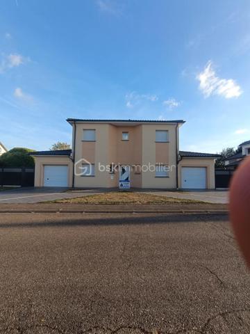❤️ COUP DE CŒUR ! MAISON D’EXCEPTION – PISCINE INTÉRIEURE – 162 m² – 618 000 €   Marly 57155

N'hésitez pas à me contacter pour plus d'informations
R.DUPAS REMY conseiller Immobilier BSK
0686975657
r.dupasremy@bskimmobilier.com

RARE SUR LE MARCHÉ ! Découvrez cette magnifique maison de 2004, parfaitement entretenue, offrant 162 m² habitables sur 889 m² de terrain avec vue dégagée. Dès l’entrée, vous serez séduit par ses volumes, sa luminosité et ses prestations : grandes baies vitrées, hauteur sous plafond de 2,65 m, béton ciré au rez-de-chaussée, parquet à l’étage et cuisine entièrement équipée. Elle propose 6 pièces dont 3 chambres, ainsi qu’une véritable piscine intérieure pour profiter de moments de détente toute l’année. À l’extérieur, une superbe terrasse de 62 m² avec stores bannes motorisés. Côté confort : pompe à chaleur, chauffage au sol haut et bas, photovoltaïque et ballon thermodynamique. DPE A/A ! Deux garages motorisés et un abri de jardin complètent ce bien exceptionnel.
Toutes les commodités à proximité