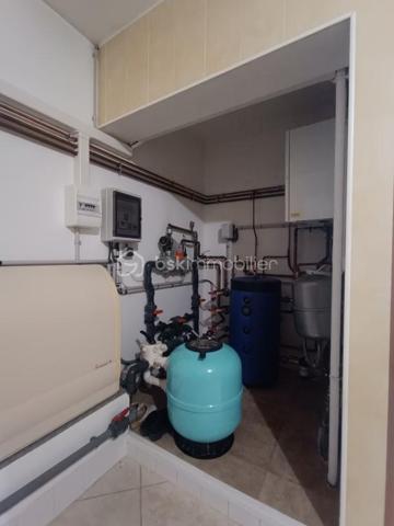❤️ COUP DE CŒUR ! MAISON D’EXCEPTION – PISCINE INTÉRIEURE – 162 m² – 618 000 €   Marly 57155

N'hésitez pas à me contacter pour plus d'informations
R.DUPAS REMY conseiller Immobilier BSK
0686975657
r.dupasremy@bskimmobilier.com

RARE SUR LE MARCHÉ ! Découvrez cette magnifique maison de 2004, parfaitement entretenue, offrant 162 m² habitables sur 889 m² de terrain avec vue dégagée. Dès l’entrée, vous serez séduit par ses volumes, sa luminosité et ses prestations : grandes baies vitrées, hauteur sous plafond de 2,65 m, béton ciré au rez-de-chaussée, parquet à l’étage et cuisine entièrement équipée. Elle propose 6 pièces dont 3 chambres, ainsi qu’une véritable piscine intérieure pour profiter de moments de détente toute l’année. À l’extérieur, une superbe terrasse de 62 m² avec stores bannes motorisés. Côté confort : pompe à chaleur, chauffage au sol haut et bas, photovoltaïque et ballon thermodynamique. DPE A/A ! Deux garages motorisés et un abri de jardin complètent ce bien exceptionnel.
Toutes les commodités à proximité