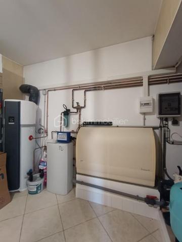 ❤️ COUP DE CŒUR ! MAISON D’EXCEPTION – PISCINE INTÉRIEURE – 162 m² – 618 000 €   Marly 57155

N'hésitez pas à me contacter pour plus d'informations
R.DUPAS REMY conseiller Immobilier BSK
0686975657
r.dupasremy@bskimmobilier.com

RARE SUR LE MARCHÉ ! Découvrez cette magnifique maison de 2004, parfaitement entretenue, offrant 162 m² habitables sur 889 m² de terrain avec vue dégagée. Dès l’entrée, vous serez séduit par ses volumes, sa luminosité et ses prestations : grandes baies vitrées, hauteur sous plafond de 2,65 m, béton ciré au rez-de-chaussée, parquet à l’étage et cuisine entièrement équipée. Elle propose 6 pièces dont 3 chambres, ainsi qu’une véritable piscine intérieure pour profiter de moments de détente toute l’année. À l’extérieur, une superbe terrasse de 62 m² avec stores bannes motorisés. Côté confort : pompe à chaleur, chauffage au sol haut et bas, photovoltaïque et ballon thermodynamique. DPE A/A ! Deux garages motorisés et un abri de jardin complètent ce bien exceptionnel.
Toutes les commodités à proximité