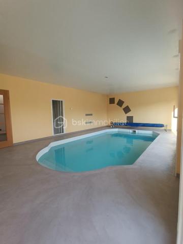❤️ COUP DE CŒUR ! MAISON D’EXCEPTION – PISCINE INTÉRIEURE – 162 m² – 618 000 €   Marly 57155

N'hésitez pas à me contacter pour plus d'informations
R.DUPAS REMY conseiller Immobilier BSK
0686975657
r.dupasremy@bskimmobilier.com

RARE SUR LE MARCHÉ ! Découvrez cette magnifique maison de 2004, parfaitement entretenue, offrant 162 m² habitables sur 889 m² de terrain avec vue dégagée. Dès l’entrée, vous serez séduit par ses volumes, sa luminosité et ses prestations : grandes baies vitrées, hauteur sous plafond de 2,65 m, béton ciré au rez-de-chaussée, parquet à l’étage et cuisine entièrement équipée. Elle propose 6 pièces dont 3 chambres, ainsi qu’une véritable piscine intérieure pour profiter de moments de détente toute l’année. À l’extérieur, une superbe terrasse de 62 m² avec stores bannes motorisés. Côté confort : pompe à chaleur, chauffage au sol haut et bas, photovoltaïque et ballon thermodynamique. DPE A/A ! Deux garages motorisés et un abri de jardin complètent ce bien exceptionnel.
Toutes les commodités à proximité