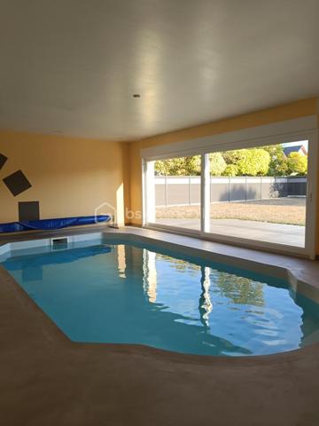❤️ COUP DE CŒUR ! MAISON D’EXCEPTION – PISCINE INTÉRIEURE – 162 m² – 618 000 €   Marly 57155

N'hésitez pas à me contacter pour plus d'informations
R.DUPAS REMY conseiller Immobilier BSK
0686975657
r.dupasremy@bskimmobilier.com

RARE SUR LE MARCHÉ ! Découvrez cette magnifique maison de 2004, parfaitement entretenue, offrant 162 m² habitables sur 889 m² de terrain avec vue dégagée. Dès l’entrée, vous serez séduit par ses volumes, sa luminosité et ses prestations : grandes baies vitrées, hauteur sous plafond de 2,65 m, béton ciré au rez-de-chaussée, parquet à l’étage et cuisine entièrement équipée. Elle propose 6 pièces dont 3 chambres, ainsi qu’une véritable piscine intérieure pour profiter de moments de détente toute l’année. À l’extérieur, une superbe terrasse de 62 m² avec stores bannes motorisés. Côté confort : pompe à chaleur, chauffage au sol haut et bas, photovoltaïque et ballon thermodynamique. DPE A/A ! Deux garages motorisés et un abri de jardin complètent ce bien exceptionnel.
Toutes les commodités à proximité