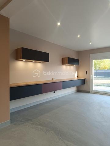 ❤️ COUP DE CŒUR ! MAISON D’EXCEPTION – PISCINE INTÉRIEURE – 162 m² – 618 000 €   Marly 57155

N'hésitez pas à me contacter pour plus d'informations
R.DUPAS REMY conseiller Immobilier BSK
0686975657
r.dupasremy@bskimmobilier.com

RARE SUR LE MARCHÉ ! Découvrez cette magnifique maison de 2004, parfaitement entretenue, offrant 162 m² habitables sur 889 m² de terrain avec vue dégagée. Dès l’entrée, vous serez séduit par ses volumes, sa luminosité et ses prestations : grandes baies vitrées, hauteur sous plafond de 2,65 m, béton ciré au rez-de-chaussée, parquet à l’étage et cuisine entièrement équipée. Elle propose 6 pièces dont 3 chambres, ainsi qu’une véritable piscine intérieure pour profiter de moments de détente toute l’année. À l’extérieur, une superbe terrasse de 62 m² avec stores bannes motorisés. Côté confort : pompe à chaleur, chauffage au sol haut et bas, photovoltaïque et ballon thermodynamique. DPE A/A ! Deux garages motorisés et un abri de jardin complètent ce bien exceptionnel.
Toutes les commodités à proximité