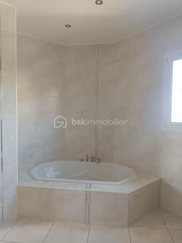 ❤️ COUP DE CŒUR ! MAISON D’EXCEPTION – PISCINE INTÉRIEURE – 162 m² – 618 000 €   Marly 57155

N'hésitez pas à me contacter pour plus d'informations
R.DUPAS REMY conseiller Immobilier BSK
0686975657
r.dupasremy@bskimmobilier.com

RARE SUR LE MARCHÉ ! Découvrez cette magnifique maison de 2004, parfaitement entretenue, offrant 162 m² habitables sur 889 m² de terrain avec vue dégagée. Dès l’entrée, vous serez séduit par ses volumes, sa luminosité et ses prestations : grandes baies vitrées, hauteur sous plafond de 2,65 m, béton ciré au rez-de-chaussée, parquet à l’étage et cuisine entièrement équipée. Elle propose 6 pièces dont 3 chambres, ainsi qu’une véritable piscine intérieure pour profiter de moments de détente toute l’année. À l’extérieur, une superbe terrasse de 62 m² avec stores bannes motorisés. Côté confort : pompe à chaleur, chauffage au sol haut et bas, photovoltaïque et ballon thermodynamique. DPE A/A ! Deux garages motorisés et un abri de jardin complètent ce bien exceptionnel.
Toutes les commodités à proximité