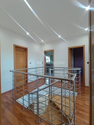 ❤️ COUP DE CŒUR ! MAISON D’EXCEPTION – PISCINE INTÉRIEURE – 162 m² – 618 000 €   Marly 57155

N'hésitez pas à me contacter pour plus d'informations
R.DUPAS REMY conseiller Immobilier BSK
0686975657
r.dupasremy@bskimmobilier.com

RARE SUR LE MARCHÉ ! Découvrez cette magnifique maison de 2004, parfaitement entretenue, offrant 162 m² habitables sur 889 m² de terrain avec vue dégagée. Dès l’entrée, vous serez séduit par ses volumes, sa luminosité et ses prestations : grandes baies vitrées, hauteur sous plafond de 2,65 m, béton ciré au rez-de-chaussée, parquet à l’étage et cuisine entièrement équipée. Elle propose 6 pièces dont 3 chambres, ainsi qu’une véritable piscine intérieure pour profiter de moments de détente toute l’année. À l’extérieur, une superbe terrasse de 62 m² avec stores bannes motorisés. Côté confort : pompe à chaleur, chauffage au sol haut et bas, photovoltaïque et ballon thermodynamique. DPE A/A ! Deux garages motorisés et un abri de jardin complètent ce bien exceptionnel.
Toutes les commodités à proximité