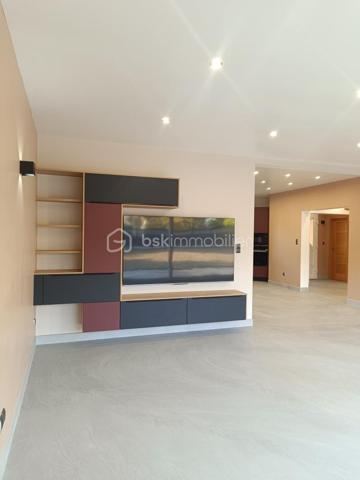 ❤️ COUP DE CŒUR ! MAISON D’EXCEPTION – PISCINE INTÉRIEURE – 162 m² – 618 000 €   Marly 57155

N'hésitez pas à me contacter pour plus d'informations
R.DUPAS REMY conseiller Immobilier BSK
0686975657
r.dupasremy@bskimmobilier.com

RARE SUR LE MARCHÉ ! Découvrez cette magnifique maison de 2004, parfaitement entretenue, offrant 162 m² habitables sur 889 m² de terrain avec vue dégagée. Dès l’entrée, vous serez séduit par ses volumes, sa luminosité et ses prestations : grandes baies vitrées, hauteur sous plafond de 2,65 m, béton ciré au rez-de-chaussée, parquet à l’étage et cuisine entièrement équipée. Elle propose 6 pièces dont 3 chambres, ainsi qu’une véritable piscine intérieure pour profiter de moments de détente toute l’année. À l’extérieur, une superbe terrasse de 62 m² avec stores bannes motorisés. Côté confort : pompe à chaleur, chauffage au sol haut et bas, photovoltaïque et ballon thermodynamique. DPE A/A ! Deux garages motorisés et un abri de jardin complètent ce bien exceptionnel.
Toutes les commodités à proximité