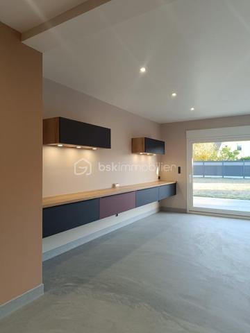 ❤️ COUP DE CŒUR ! MAISON D’EXCEPTION – PISCINE INTÉRIEURE – 162 m² – 618 000 €   Marly 57155

N'hésitez pas à me contacter pour plus d'informations
R.DUPAS REMY conseiller Immobilier BSK
0686975657
r.dupasremy@bskimmobilier.com

RARE SUR LE MARCHÉ ! Découvrez cette magnifique maison de 2004, parfaitement entretenue, offrant 162 m² habitables sur 889 m² de terrain avec vue dégagée. Dès l’entrée, vous serez séduit par ses volumes, sa luminosité et ses prestations : grandes baies vitrées, hauteur sous plafond de 2,65 m, béton ciré au rez-de-chaussée, parquet à l’étage et cuisine entièrement équipée. Elle propose 6 pièces dont 3 chambres, ainsi qu’une véritable piscine intérieure pour profiter de moments de détente toute l’année. À l’extérieur, une superbe terrasse de 62 m² avec stores bannes motorisés. Côté confort : pompe à chaleur, chauffage au sol haut et bas, photovoltaïque et ballon thermodynamique. DPE A/A ! Deux garages motorisés et un abri de jardin complètent ce bien exceptionnel.
Toutes les commodités à proximité
