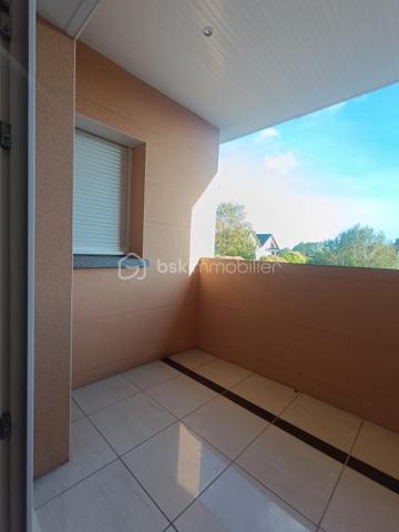 ❤️ COUP DE CŒUR ! MAISON D’EXCEPTION – PISCINE INTÉRIEURE – 162 m² – 618 000 €   Marly 57155

N'hésitez pas à me contacter pour plus d'informations
R.DUPAS REMY conseiller Immobilier BSK
0686975657
r.dupasremy@bskimmobilier.com

RARE SUR LE MARCHÉ ! Découvrez cette magnifique maison de 2004, parfaitement entretenue, offrant 162 m² habitables sur 889 m² de terrain avec vue dégagée. Dès l’entrée, vous serez séduit par ses volumes, sa luminosité et ses prestations : grandes baies vitrées, hauteur sous plafond de 2,65 m, béton ciré au rez-de-chaussée, parquet à l’étage et cuisine entièrement équipée. Elle propose 6 pièces dont 3 chambres, ainsi qu’une véritable piscine intérieure pour profiter de moments de détente toute l’année. À l’extérieur, une superbe terrasse de 62 m² avec stores bannes motorisés. Côté confort : pompe à chaleur, chauffage au sol haut et bas, photovoltaïque et ballon thermodynamique. DPE A/A ! Deux garages motorisés et un abri de jardin complètent ce bien exceptionnel.
Toutes les commodités à proximité