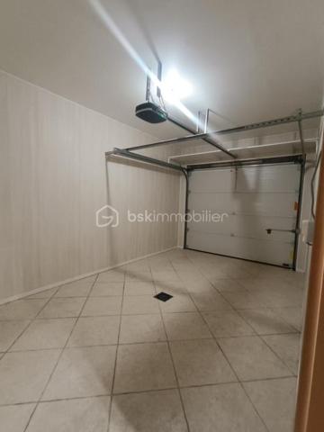 ❤️ COUP DE CŒUR ! MAISON D’EXCEPTION – PISCINE INTÉRIEURE – 162 m² – 618 000 €   Marly 57155

N'hésitez pas à me contacter pour plus d'informations
R.DUPAS REMY conseiller Immobilier BSK
0686975657
r.dupasremy@bskimmobilier.com

RARE SUR LE MARCHÉ ! Découvrez cette magnifique maison de 2004, parfaitement entretenue, offrant 162 m² habitables sur 889 m² de terrain avec vue dégagée. Dès l’entrée, vous serez séduit par ses volumes, sa luminosité et ses prestations : grandes baies vitrées, hauteur sous plafond de 2,65 m, béton ciré au rez-de-chaussée, parquet à l’étage et cuisine entièrement équipée. Elle propose 6 pièces dont 3 chambres, ainsi qu’une véritable piscine intérieure pour profiter de moments de détente toute l’année. À l’extérieur, une superbe terrasse de 62 m² avec stores bannes motorisés. Côté confort : pompe à chaleur, chauffage au sol haut et bas, photovoltaïque et ballon thermodynamique. DPE A/A ! Deux garages motorisés et un abri de jardin complètent ce bien exceptionnel.
Toutes les commodités à proximité