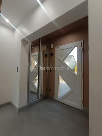 ❤️ COUP DE CŒUR ! MAISON D’EXCEPTION – PISCINE INTÉRIEURE – 162 m² – 618 000 €   Marly 57155

N'hésitez pas à me contacter pour plus d'informations
R.DUPAS REMY conseiller Immobilier BSK
0686975657
r.dupasremy@bskimmobilier.com

RARE SUR LE MARCHÉ ! Découvrez cette magnifique maison de 2004, parfaitement entretenue, offrant 162 m² habitables sur 889 m² de terrain avec vue dégagée. Dès l’entrée, vous serez séduit par ses volumes, sa luminosité et ses prestations : grandes baies vitrées, hauteur sous plafond de 2,65 m, béton ciré au rez-de-chaussée, parquet à l’étage et cuisine entièrement équipée. Elle propose 6 pièces dont 3 chambres, ainsi qu’une véritable piscine intérieure pour profiter de moments de détente toute l’année. À l’extérieur, une superbe terrasse de 62 m² avec stores bannes motorisés. Côté confort : pompe à chaleur, chauffage au sol haut et bas, photovoltaïque et ballon thermodynamique. DPE A/A ! Deux garages motorisés et un abri de jardin complètent ce bien exceptionnel.
Toutes les commodités à proximité
