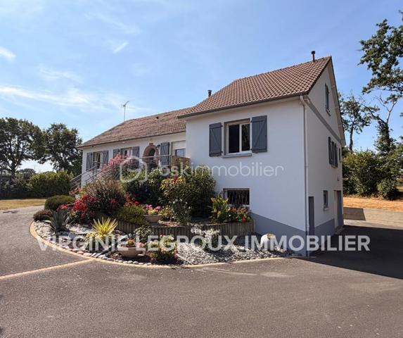 Située à 4 kms du centre de St-Pierre-La-Cour, sur la commune de Launay-Villiers, cette maison sur sous-sol construite en 1975 n'aura pas de mal à séduire ses futurs acquéreurs avec son intérieur et extérieur dans un état irréprochable... Avec ses 136m2 habitables et autant en sous-sol, elle offre un très potentiel à ses futurs propriétaires.
Nous commencerons la visite par une entrée qui dessert sur votre gauche la cuisine aménagée et équipée de 10m2 et sur la droite le salon-séjour de 27m2. Nous poursuivrons par une partie de la partie nuit qui comprend une première chambre de 10m2 environ, une seconde de 12m2, un wc séparé, un bureau de 8m2 avec placard et une salle de bain de 5m2. Un agrandissement a été fait en 1984 permettant de proposer une suite parentale de 20m2 avec salle d'eau privative et une pièce de 16m2  avec accès direct à la terrasse pouvant servir de 4ème chambre ou comme aujourd'hui d'un bureau. 
Pratique, si vous avez une activité professionnelle, artisan ou autre, cette pièce est idéale pour recevoir des clients avec son accès privatif à la terrasse et à une partie du sous-sol si besoin selon l'activité exercée. 
Vous vouliez une 5ème chambre ? Pas de soucis, il suffira de prendre l'escalier pour y découvrir une chambre de 17m2 et un grenier pour stockage. 
Nous poursuivrons avec le sous-sol... comme je vous le disais au début, le sous-sol fait 130m2 environ. Vous y trouverez une arrière-cuisine de 10m2, un espace garage de 40m2, une cave, un atelier de 22m2, un cellier de 13m2 et belle surprise un atelier de 47m2 avec un vestiaire pour les salariés si besoin avec entrée privative  (ancienne activité artisanale). 
De beaux espaces à utiliser selon vos besoins !
Toutes les menuiseries sont en double vitrage avec volet roulant électrique. Le ravalement de la maison a été refait il y a 3 ans. Le mode de chauffage est électrique et poêle à bois. La toiture est en tuiles. 
Coté extérieur, tout comme l'intérieur, tout est très bien entretenu ! La parcelle fait 1200m2 environ et est entièrement close par un portail électrique avec visiophone. 
La cour est enrobé,  elle est joliment arboré, un coin potager a été aménagé. Assainissement individuel. 
La maison se situe aussi à une douzaine de minutes de Vitré et à 4 minutes du Bourgneuf-La-Forêt. 
Alors un intérêt pour cette belle maison sur sous-sol ?  Appelez-moi pour plus de renseignements et peut-être fixer une visite !