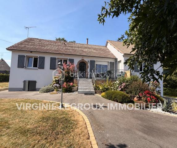 Située à 4 kms du centre de St-Pierre-La-Cour, sur la commune de Launay-Villiers, cette maison sur sous-sol construite en 1975 n'aura pas de mal à séduire ses futurs acquéreurs avec son intérieur et extérieur dans un état irréprochable... Avec ses 136m2 habitables et autant en sous-sol, elle offre un très potentiel à ses futurs propriétaires.
Nous commencerons la visite par une entrée qui dessert sur votre gauche la cuisine aménagée et équipée de 10m2 et sur la droite le salon-séjour de 27m2. Nous poursuivrons par une partie de la partie nuit qui comprend une première chambre de 10m2 environ, une seconde de 12m2, un wc séparé, un bureau de 8m2 avec placard et une salle de bain de 5m2. Un agrandissement a été fait en 1984 permettant de proposer une suite parentale de 20m2 avec salle d'eau privative et une pièce de 16m2  avec accès direct à la terrasse pouvant servir de 4ème chambre ou comme aujourd'hui d'un bureau. 
Pratique, si vous avez une activité professionnelle, artisan ou autre, cette pièce est idéale pour recevoir des clients avec son accès privatif à la terrasse et à une partie du sous-sol si besoin selon l'activité exercée. 
Vous vouliez une 5ème chambre ? Pas de soucis, il suffira de prendre l'escalier pour y découvrir une chambre de 17m2 et un grenier pour stockage. 
Nous poursuivrons avec le sous-sol... comme je vous le disais au début, le sous-sol fait 130m2 environ. Vous y trouverez une arrière-cuisine de 10m2, un espace garage de 40m2, une cave, un atelier de 22m2, un cellier de 13m2 et belle surprise un atelier de 47m2 avec un vestiaire pour les salariés si besoin avec entrée privative  (ancienne activité artisanale). 
De beaux espaces à utiliser selon vos besoins !
Toutes les menuiseries sont en double vitrage avec volet roulant électrique. Le ravalement de la maison a été refait il y a 3 ans. Le mode de chauffage est électrique et poêle à bois. La toiture est en tuiles. 
Coté extérieur, tout comme l'intérieur, tout est très bien entretenu ! La parcelle fait 1200m2 environ et est entièrement close par un portail électrique avec visiophone. 
La cour est enrobé,  elle est joliment arboré, un coin potager a été aménagé. Assainissement individuel. 
La maison se situe aussi à une douzaine de minutes de Vitré et à 4 minutes du Bourgneuf-La-Forêt. 
Alors un intérêt pour cette belle maison sur sous-sol ?  Appelez-moi pour plus de renseignements et peut-être fixer une visite !