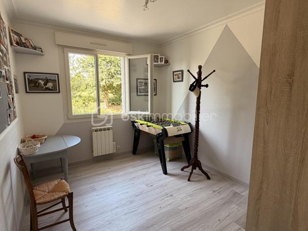 Située à 4 kms du centre de St-Pierre-La-Cour, sur la commune de Launay-Villiers, cette maison sur sous-sol construite en 1975 n'aura pas de mal à séduire ses futurs acquéreurs avec son intérieur et extérieur dans un état irréprochable... Avec ses 136m2 habitables et autant en sous-sol, elle offre un très potentiel à ses futurs propriétaires.
Nous commencerons la visite par une entrée qui dessert sur votre gauche la cuisine aménagée et équipée de 10m2 et sur la droite le salon-séjour de 27m2. Nous poursuivrons par une partie de la partie nuit qui comprend une première chambre de 10m2 environ, une seconde de 12m2, un wc séparé, un bureau de 8m2 avec placard et une salle de bain de 5m2. Un agrandissement a été fait en 1984 permettant de proposer une suite parentale de 20m2 avec salle d'eau privative et une pièce de 16m2  avec accès direct à la terrasse pouvant servir de 4ème chambre ou comme aujourd'hui d'un bureau. 
Pratique, si vous avez une activité professionnelle, artisan ou autre, cette pièce est idéale pour recevoir des clients avec son accès privatif à la terrasse et à une partie du sous-sol si besoin selon l'activité exercée. 
Vous vouliez une 5ème chambre ? Pas de soucis, il suffira de prendre l'escalier pour y découvrir une chambre de 17m2 et un grenier pour stockage. 
Nous poursuivrons avec le sous-sol... comme je vous le disais au début, le sous-sol fait 130m2 environ. Vous y trouverez une arrière-cuisine de 10m2, un espace garage de 40m2, une cave, un atelier de 22m2, un cellier de 13m2 et belle surprise un atelier de 47m2 avec un vestiaire pour les salariés si besoin avec entrée privative  (ancienne activité artisanale). 
De beaux espaces à utiliser selon vos besoins !
Toutes les menuiseries sont en double vitrage avec volet roulant électrique. Le ravalement de la maison a été refait il y a 3 ans. Le mode de chauffage est électrique et poêle à bois. La toiture est en tuiles. 
Coté extérieur, tout comme l'intérieur, tout est très bien entretenu ! La parcelle fait 1200m2 environ et est entièrement close par un portail électrique avec visiophone. 
La cour est enrobé,  elle est joliment arboré, un coin potager a été aménagé. Assainissement individuel. 
La maison se situe aussi à une douzaine de minutes de Vitré et à 4 minutes du Bourgneuf-La-Forêt. 
Alors un intérêt pour cette belle maison sur sous-sol ?  Appelez-moi pour plus de renseignements et peut-être fixer une visite !