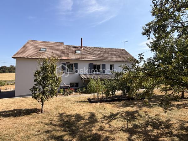 Située à 4 kms du centre de St-Pierre-La-Cour, sur la commune de Launay-Villiers, cette maison sur sous-sol construite en 1975 n'aura pas de mal à séduire ses futurs acquéreurs avec son intérieur et extérieur dans un état irréprochable... Avec ses 136m2 habitables et autant en sous-sol, elle offre un très potentiel à ses futurs propriétaires.
Nous commencerons la visite par une entrée qui dessert sur votre gauche la cuisine aménagée et équipée de 10m2 et sur la droite le salon-séjour de 27m2. Nous poursuivrons par une partie de la partie nuit qui comprend une première chambre de 10m2 environ, une seconde de 12m2, un wc séparé, un bureau de 8m2 avec placard et une salle de bain de 5m2. Un agrandissement a été fait en 1984 permettant de proposer une suite parentale de 20m2 avec salle d'eau privative et une pièce de 16m2  avec accès direct à la terrasse pouvant servir de 4ème chambre ou comme aujourd'hui d'un bureau. 
Pratique, si vous avez une activité professionnelle, artisan ou autre, cette pièce est idéale pour recevoir des clients avec son accès privatif à la terrasse et à une partie du sous-sol si besoin selon l'activité exercée. 
Vous vouliez une 5ème chambre ? Pas de soucis, il suffira de prendre l'escalier pour y découvrir une chambre de 17m2 et un grenier pour stockage. 
Nous poursuivrons avec le sous-sol... comme je vous le disais au début, le sous-sol fait 130m2 environ. Vous y trouverez une arrière-cuisine de 10m2, un espace garage de 40m2, une cave, un atelier de 22m2, un cellier de 13m2 et belle surprise un atelier de 47m2 avec un vestiaire pour les salariés si besoin avec entrée privative  (ancienne activité artisanale). 
De beaux espaces à utiliser selon vos besoins !
Toutes les menuiseries sont en double vitrage avec volet roulant électrique. Le ravalement de la maison a été refait il y a 3 ans. Le mode de chauffage est électrique et poêle à bois. La toiture est en tuiles. 
Coté extérieur, tout comme l'intérieur, tout est très bien entretenu ! La parcelle fait 1200m2 environ et est entièrement close par un portail électrique avec visiophone. 
La cour est enrobé,  elle est joliment arboré, un coin potager a été aménagé. Assainissement individuel. 
La maison se situe aussi à une douzaine de minutes de Vitré et à 4 minutes du Bourgneuf-La-Forêt. 
Alors un intérêt pour cette belle maison sur sous-sol ?  Appelez-moi pour plus de renseignements et peut-être fixer une visite !