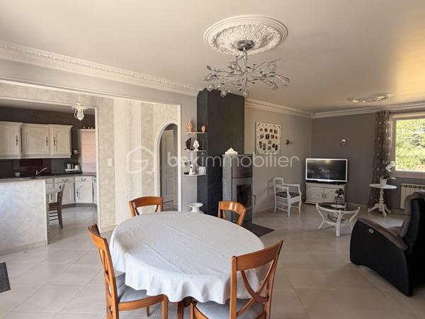 Située à 4 kms du centre de St-Pierre-La-Cour, sur la commune de Launay-Villiers, cette maison sur sous-sol construite en 1975 n'aura pas de mal à séduire ses futurs acquéreurs avec son intérieur et extérieur dans un état irréprochable... Avec ses 136m2 habitables et autant en sous-sol, elle offre un très potentiel à ses futurs propriétaires.
Nous commencerons la visite par une entrée qui dessert sur votre gauche la cuisine aménagée et équipée de 10m2 et sur la droite le salon-séjour de 27m2. Nous poursuivrons par une partie de la partie nuit qui comprend une première chambre de 10m2 environ, une seconde de 12m2, un wc séparé, un bureau de 8m2 avec placard et une salle de bain de 5m2. Un agrandissement a été fait en 1984 permettant de proposer une suite parentale de 20m2 avec salle d'eau privative et une pièce de 16m2  avec accès direct à la terrasse pouvant servir de 4ème chambre ou comme aujourd'hui d'un bureau. 
Pratique, si vous avez une activité professionnelle, artisan ou autre, cette pièce est idéale pour recevoir des clients avec son accès privatif à la terrasse et à une partie du sous-sol si besoin selon l'activité exercée. 
Vous vouliez une 5ème chambre ? Pas de soucis, il suffira de prendre l'escalier pour y découvrir une chambre de 17m2 et un grenier pour stockage. 
Nous poursuivrons avec le sous-sol... comme je vous le disais au début, le sous-sol fait 130m2 environ. Vous y trouverez une arrière-cuisine de 10m2, un espace garage de 40m2, une cave, un atelier de 22m2, un cellier de 13m2 et belle surprise un atelier de 47m2 avec un vestiaire pour les salariés si besoin avec entrée privative  (ancienne activité artisanale). 
De beaux espaces à utiliser selon vos besoins !
Toutes les menuiseries sont en double vitrage avec volet roulant électrique. Le ravalement de la maison a été refait il y a 3 ans. Le mode de chauffage est électrique et poêle à bois. La toiture est en tuiles. 
Coté extérieur, tout comme l'intérieur, tout est très bien entretenu ! La parcelle fait 1200m2 environ et est entièrement close par un portail électrique avec visiophone. 
La cour est enrobé,  elle est joliment arboré, un coin potager a été aménagé. Assainissement individuel. 
La maison se situe aussi à une douzaine de minutes de Vitré et à 4 minutes du Bourgneuf-La-Forêt. 
Alors un intérêt pour cette belle maison sur sous-sol ?  Appelez-moi pour plus de renseignements et peut-être fixer une visite !