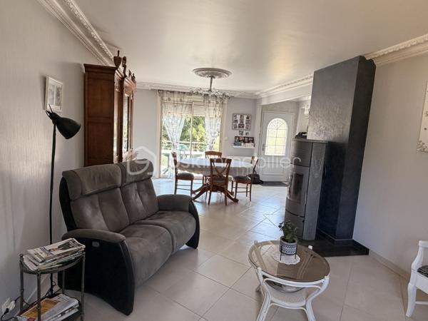 Située à 4 kms du centre de St-Pierre-La-Cour, sur la commune de Launay-Villiers, cette maison sur sous-sol construite en 1975 n'aura pas de mal à séduire ses futurs acquéreurs avec son intérieur et extérieur dans un état irréprochable... Avec ses 136m2 habitables et autant en sous-sol, elle offre un très potentiel à ses futurs propriétaires.
Nous commencerons la visite par une entrée qui dessert sur votre gauche la cuisine aménagée et équipée de 10m2 et sur la droite le salon-séjour de 27m2. Nous poursuivrons par une partie de la partie nuit qui comprend une première chambre de 10m2 environ, une seconde de 12m2, un wc séparé, un bureau de 8m2 avec placard et une salle de bain de 5m2. Un agrandissement a été fait en 1984 permettant de proposer une suite parentale de 20m2 avec salle d'eau privative et une pièce de 16m2  avec accès direct à la terrasse pouvant servir de 4ème chambre ou comme aujourd'hui d'un bureau. 
Pratique, si vous avez une activité professionnelle, artisan ou autre, cette pièce est idéale pour recevoir des clients avec son accès privatif à la terrasse et à une partie du sous-sol si besoin selon l'activité exercée. 
Vous vouliez une 5ème chambre ? Pas de soucis, il suffira de prendre l'escalier pour y découvrir une chambre de 17m2 et un grenier pour stockage. 
Nous poursuivrons avec le sous-sol... comme je vous le disais au début, le sous-sol fait 130m2 environ. Vous y trouverez une arrière-cuisine de 10m2, un espace garage de 40m2, une cave, un atelier de 22m2, un cellier de 13m2 et belle surprise un atelier de 47m2 avec un vestiaire pour les salariés si besoin avec entrée privative  (ancienne activité artisanale). 
De beaux espaces à utiliser selon vos besoins !
Toutes les menuiseries sont en double vitrage avec volet roulant électrique. Le ravalement de la maison a été refait il y a 3 ans. Le mode de chauffage est électrique et poêle à bois. La toiture est en tuiles. 
Coté extérieur, tout comme l'intérieur, tout est très bien entretenu ! La parcelle fait 1200m2 environ et est entièrement close par un portail électrique avec visiophone. 
La cour est enrobé,  elle est joliment arboré, un coin potager a été aménagé. Assainissement individuel. 
La maison se situe aussi à une douzaine de minutes de Vitré et à 4 minutes du Bourgneuf-La-Forêt. 
Alors un intérêt pour cette belle maison sur sous-sol ?  Appelez-moi pour plus de renseignements et peut-être fixer une visite !