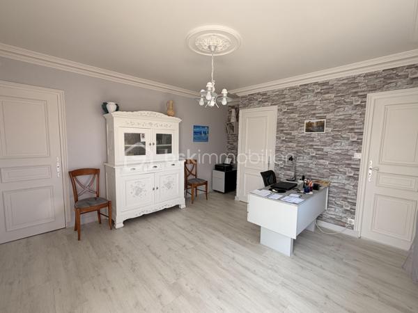 Située à 4 kms du centre de St-Pierre-La-Cour, sur la commune de Launay-Villiers, cette maison sur sous-sol construite en 1975 n'aura pas de mal à séduire ses futurs acquéreurs avec son intérieur et extérieur dans un état irréprochable... Avec ses 136m2 habitables et autant en sous-sol, elle offre un très potentiel à ses futurs propriétaires.
Nous commencerons la visite par une entrée qui dessert sur votre gauche la cuisine aménagée et équipée de 10m2 et sur la droite le salon-séjour de 27m2. Nous poursuivrons par une partie de la partie nuit qui comprend une première chambre de 10m2 environ, une seconde de 12m2, un wc séparé, un bureau de 8m2 avec placard et une salle de bain de 5m2. Un agrandissement a été fait en 1984 permettant de proposer une suite parentale de 20m2 avec salle d'eau privative et une pièce de 16m2  avec accès direct à la terrasse pouvant servir de 4ème chambre ou comme aujourd'hui d'un bureau. 
Pratique, si vous avez une activité professionnelle, artisan ou autre, cette pièce est idéale pour recevoir des clients avec son accès privatif à la terrasse et à une partie du sous-sol si besoin selon l'activité exercée. 
Vous vouliez une 5ème chambre ? Pas de soucis, il suffira de prendre l'escalier pour y découvrir une chambre de 17m2 et un grenier pour stockage. 
Nous poursuivrons avec le sous-sol... comme je vous le disais au début, le sous-sol fait 130m2 environ. Vous y trouverez une arrière-cuisine de 10m2, un espace garage de 40m2, une cave, un atelier de 22m2, un cellier de 13m2 et belle surprise un atelier de 47m2 avec un vestiaire pour les salariés si besoin avec entrée privative  (ancienne activité artisanale). 
De beaux espaces à utiliser selon vos besoins !
Toutes les menuiseries sont en double vitrage avec volet roulant électrique. Le ravalement de la maison a été refait il y a 3 ans. Le mode de chauffage est électrique et poêle à bois. La toiture est en tuiles. 
Coté extérieur, tout comme l'intérieur, tout est très bien entretenu ! La parcelle fait 1200m2 environ et est entièrement close par un portail électrique avec visiophone. 
La cour est enrobé,  elle est joliment arboré, un coin potager a été aménagé. Assainissement individuel. 
La maison se situe aussi à une douzaine de minutes de Vitré et à 4 minutes du Bourgneuf-La-Forêt. 
Alors un intérêt pour cette belle maison sur sous-sol ?  Appelez-moi pour plus de renseignements et peut-être fixer une visite !