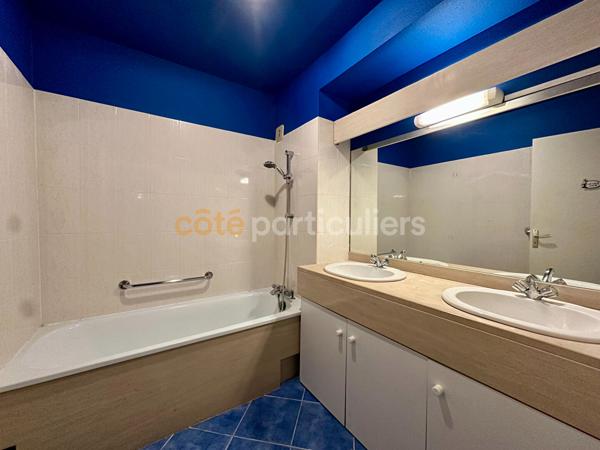 Vente
                Appartement109 m² - 4 Pièces -
                    BORDEAUX (33000)