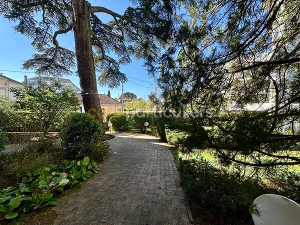 Vente
                Appartement109 m² - 4 Pièces -
                    BORDEAUX (33000)