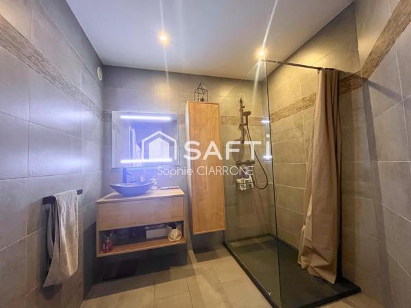 Coup de cœur assuré pour cet appartement T3 de 70 m² entièrement rénové, avec terrasse de 18 m², parking et box sécurisé