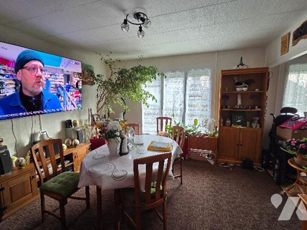 YVETOT, pavillon plain pied, mitoyen d'1 côté d'~81m², terrain ~310m², 3 chambres, garage.