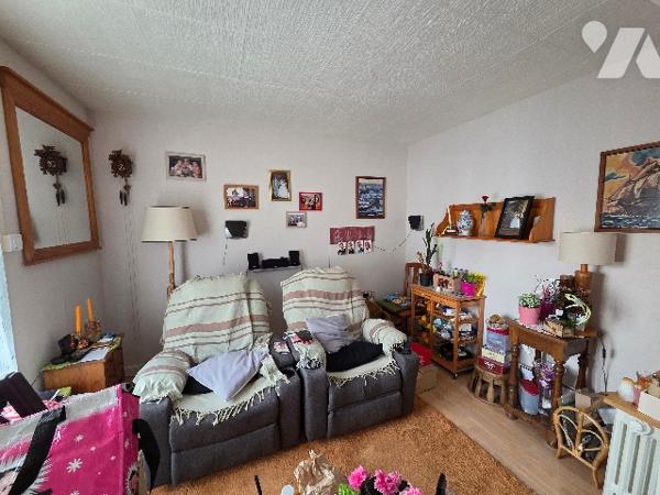 YVETOT, pavillon plain pied, mitoyen d'1 côté d'~81m², terrain ~310m², 3 chambres, garage.