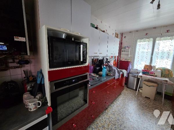 YVETOT, pavillon plain pied, mitoyen d'1 côté d'~81m², terrain ~310m², 3 chambres, garage.