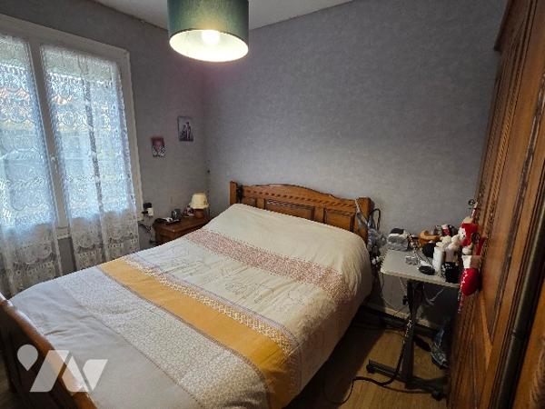 YVETOT, pavillon plain pied, mitoyen d'1 côté d'~81m², terrain ~310m², 3 chambres, garage.