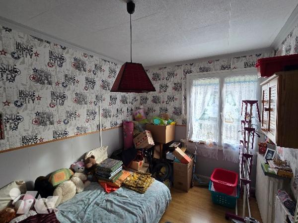 YVETOT, pavillon plain pied, mitoyen d'1 côté d'~81m², terrain ~310m², 3 chambres, garage.