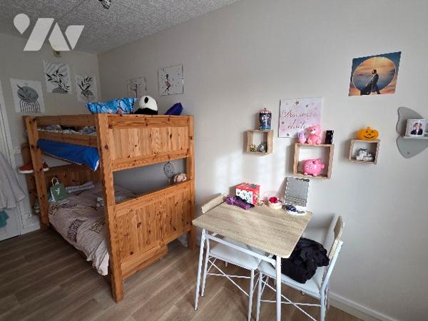 YVETOT, pavillon plain pied, mitoyen d'1 côté d'~81m², terrain ~310m², 3 chambres, garage.