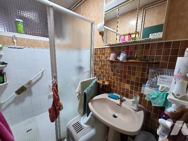 YVETOT, pavillon plain pied, mitoyen d'1 côté d'~81m², terrain ~310m², 3 chambres, garage.