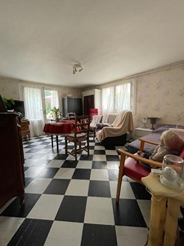 Maison familiale avec logement indépendant, 5 chambres, garages ? proche Dordogne !