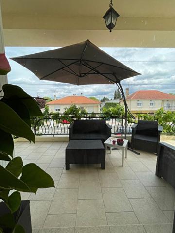 Maison familiale avec logement indépendant, 5 chambres, garages ? proche Dordogne !