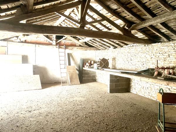 MAISON ANCIENNE AVEC DEPENDANCES Secteur CALME