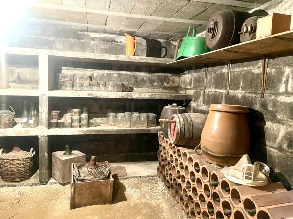 MAISON ANCIENNE AVEC DEPENDANCES Secteur CALME