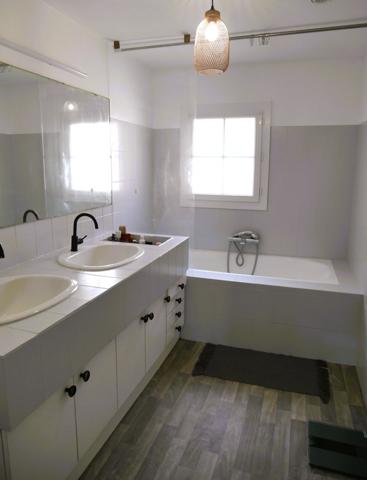 Trets (13530) Maison de Ville de type 4 avec garage, terrasse, piscine et dépendance.