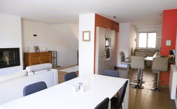 Trets (13530) Maison de Ville de type 4 avec garage, terrasse, piscine et dépendance.