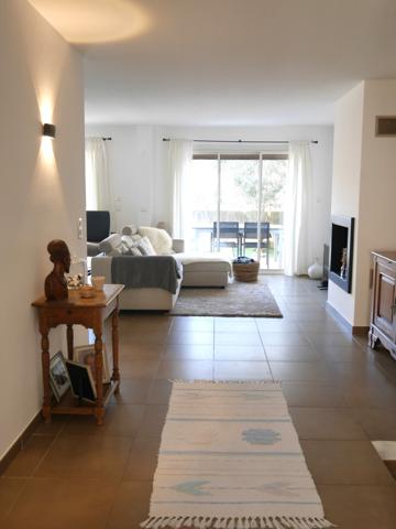 Trets (13530) Maison de Ville de type 4 avec garage, terrasse, piscine et dépendance.