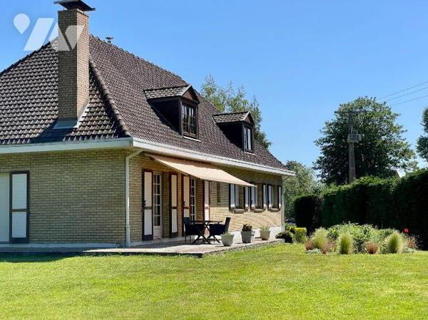 Vaste pavillon de plain-pied en très bon état d'entretien, situé à proximité immédiate du centr...