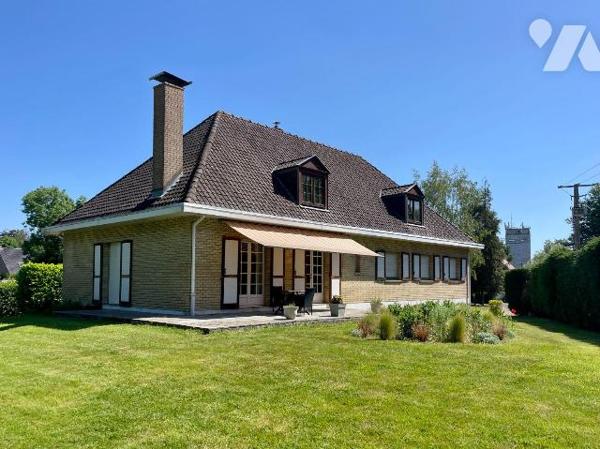 Vaste pavillon de plain-pied en très bon état d'entretien, situé à proximité immédiate du centr...