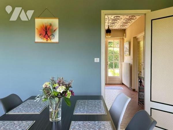 Vaste pavillon de plain-pied en très bon état d'entretien, situé à proximité immédiate du centr...